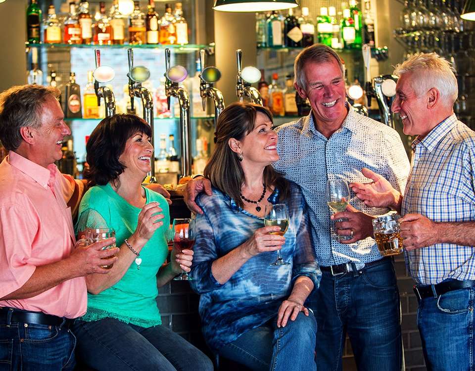 5 friends drinking at a bar